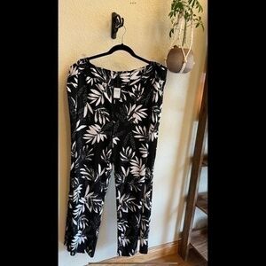 🌴 Women’s plus size 26/28 knit black and white stretch pant with palm 🌴